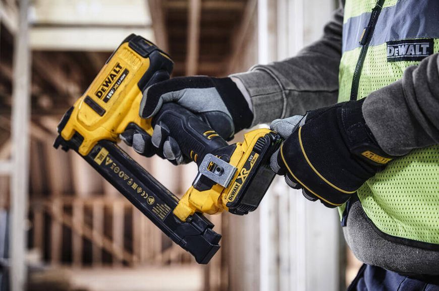 Степлер скобозабивний акумуляторний DeWALT DCN701D2 DCN701D2 фото