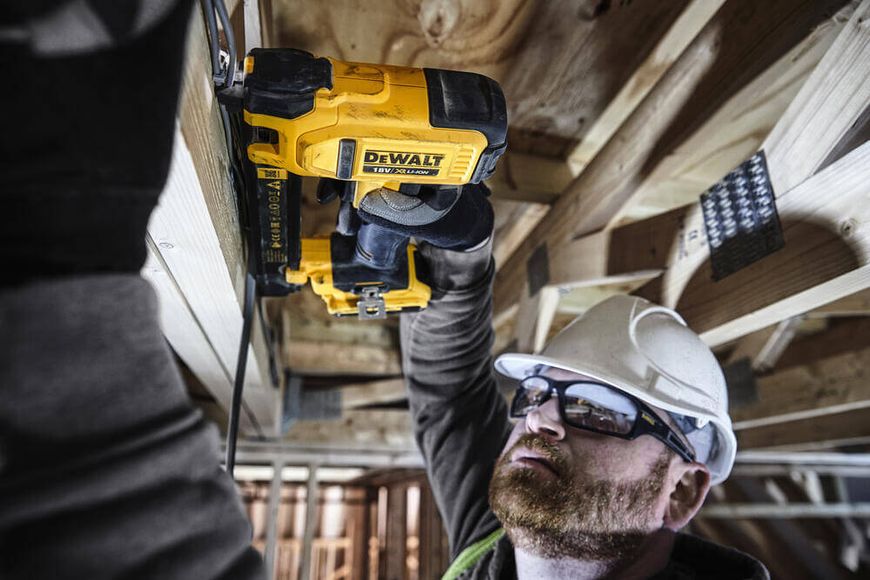 Степлер скобозабивний акумуляторний DeWALT DCN701D2 DCN701D2 фото