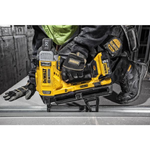 Пістолет цвяхозабивний по бетону акумуляторний безщітковий DeWALT DCN890N DCN890N фото