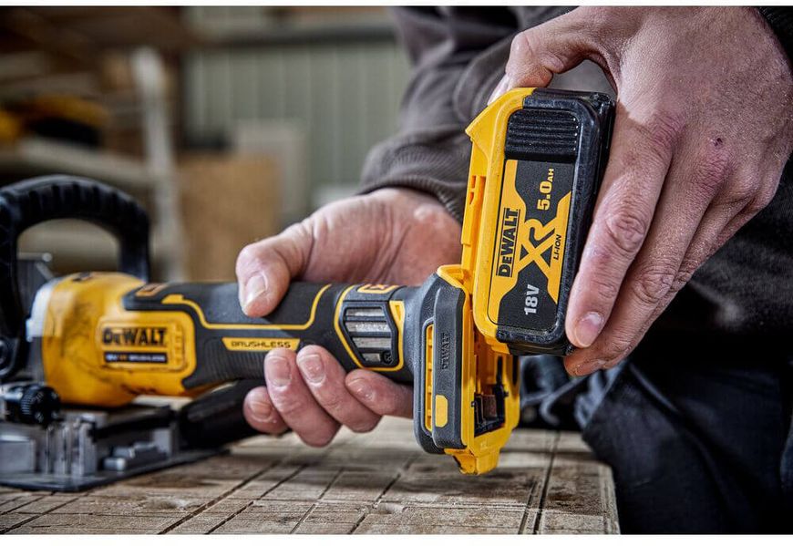 Фрезер акумуляторний безщітковий DeWALT DCW682N DCW682N фото