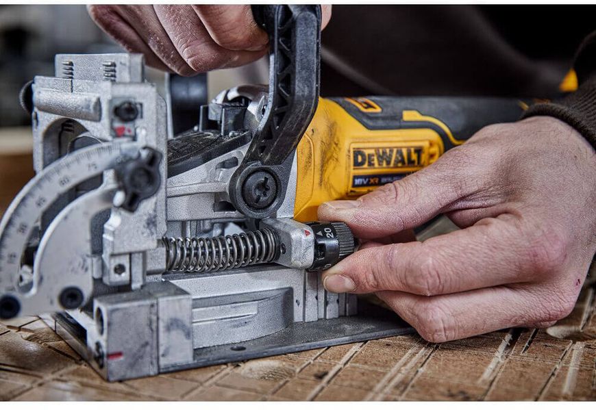 Фрезер акумуляторний безщітковий DeWALT DCW682N DCW682N фото