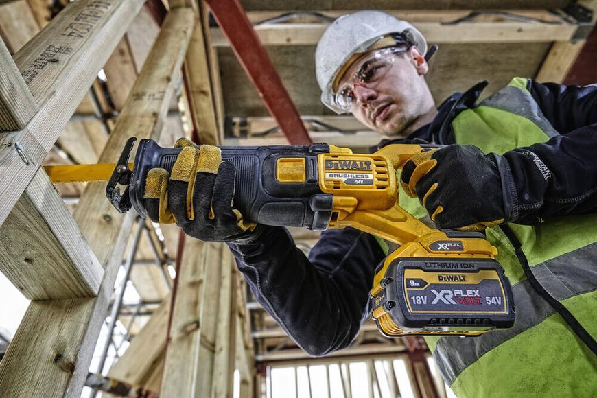 Пила шабельна акумуляторна DeWALT DCS389N DCS389N фото