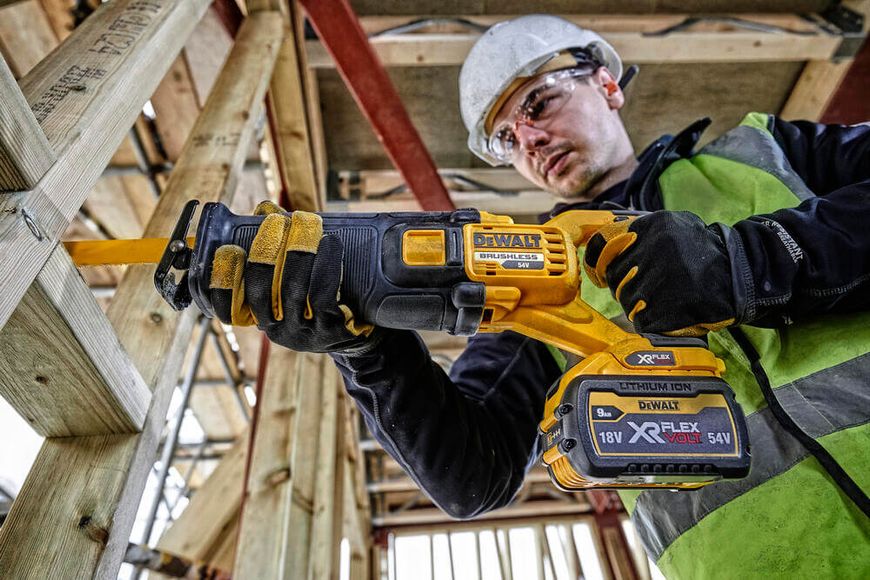 Пила шабельна акумуляторна DeWALT DCS389NT DCS389NT фото