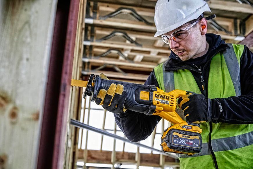 Пила шабельна акумуляторна DeWALT DCS389NT DCS389NT фото