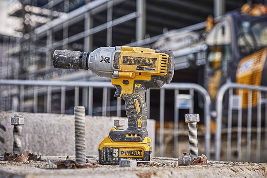 Гайковерт ударний акумуляторний безщітковий DeWALT DCF897NT DCF897NT фото