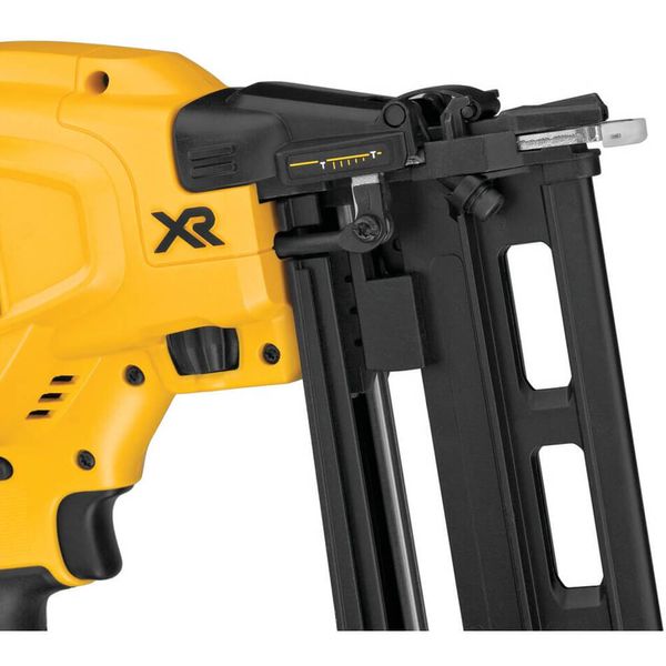 Пістолет цвяхів акумуляторний безщітковий DeWALT DCN662NT DCN662NT фото