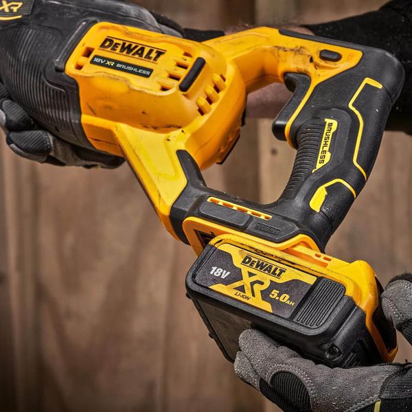 Пила шабельна акумуляторна DeWALT DCS382N DCS382N фото