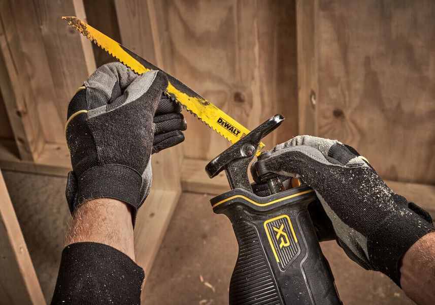 Пила шабельна акумуляторна DeWALT DCS382N DCS382N фото